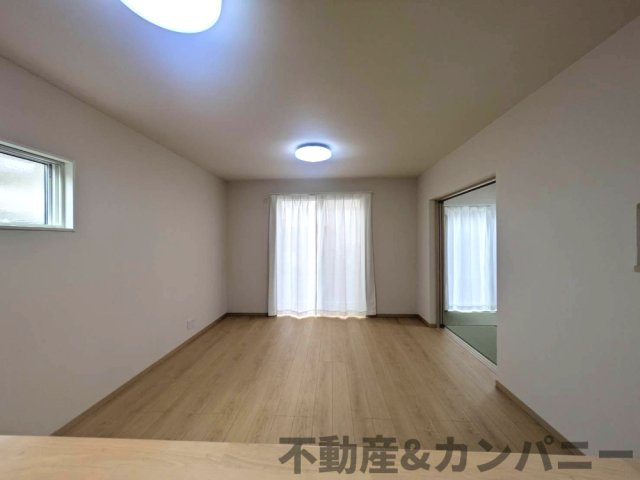 北井門5丁目の新築住宅　松山市北井門5丁目新築戸建の居間・リビング|キッチンからみたリビングです