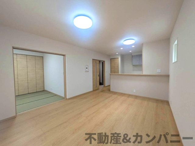 北井門5丁目の新築住宅　松山市北井門5丁目新築戸建の居間・リビング|ゆったり過ごせるリビングです