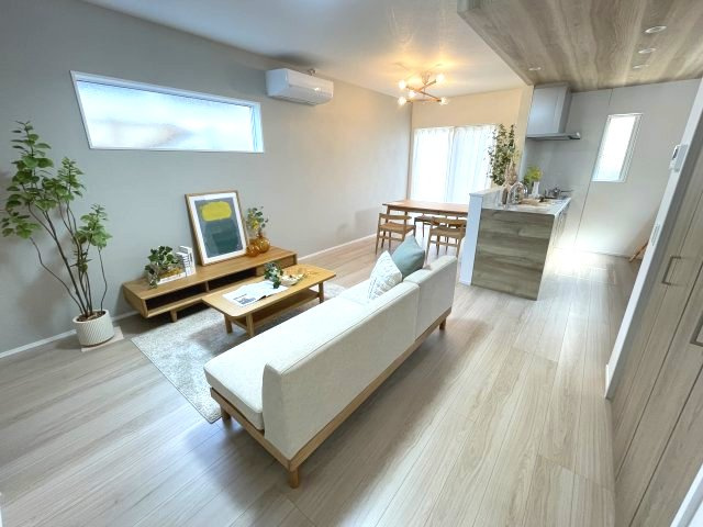 佐伯区五月が丘4丁目　№36517の居間・リビング|ＬＤＫ16帖
ダイニングテーブルやソファを
置いてもゆとりがあります。