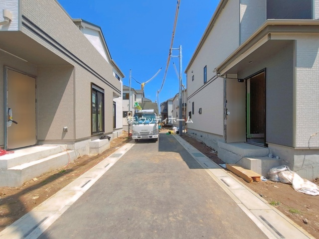 春日部市大枝　新築一戸建て　B号棟の前面道路含む現地写真