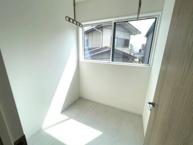 佐伯区五月が丘4丁目　№36517のその他|2帖のサンルーム
布団洗濯にも困りません◎