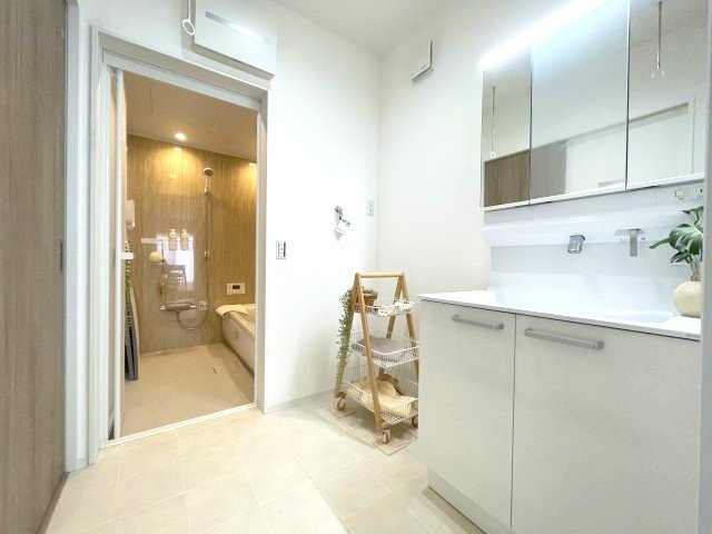 佐伯区五月が丘4丁目　№36517の独立洗面台|大きな3面鏡付き
裏には収納もあり便利です。