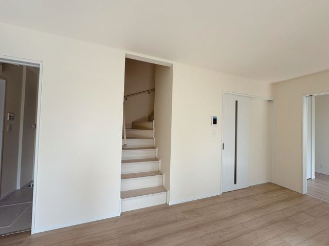 小中学校徒歩10分以内/B号棟/イオン7分/2階建/4LDK/カースペース2台/バルコニー2のその他|リビング階段です。