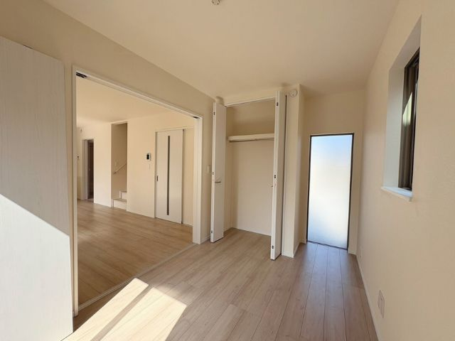 小中学校徒歩10分以内/B号棟/イオン7分/2階建/4LDK/カースペース2台/バルコニー2の洋室|1階約4.5畳のリビング隣のお部屋です。