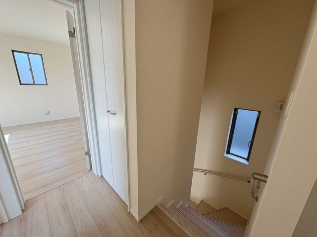 小中学校徒歩10分以内/B号棟/イオン7分/2階建/4LDK/カースペース2台/バルコニー2のその他|1階から階段を上がったところです。