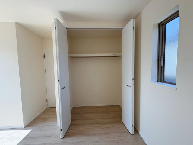 小中学校徒歩10分以内/B号棟/イオン7分/2階建/4LDK/カースペース2台/バルコニー2の収納