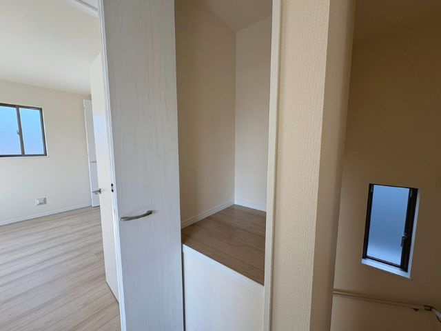 小中学校徒歩10分以内/B号棟/イオン7分/2階建/4LDK/カースペース2台/バルコニー2の収納|階段を上がったところに物入があります。