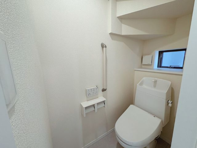 小中学校徒歩10分以内/B号棟/イオン7分/2階建/4LDK/カースペース2台/バルコニー2のトイレ|1階のトイレです。トイレは2階にもあります。