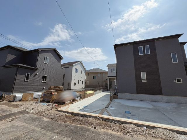 小中学校徒歩10分以内/B号棟/イオン7分/2階建/4LDK/カースペース2台/バルコニー2の前面道路含む現地写真