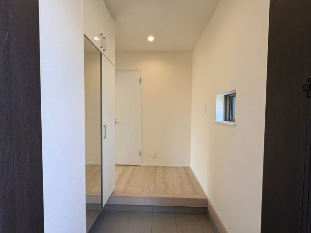 小中学校徒歩10分以内/B号棟/イオン7分/2階建/4LDK/カースペース2台/バルコニー2の玄関