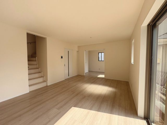 小中学校徒歩10分以内/B号棟/イオン7分/2階建/4LDK/カースペース2台/バルコニー2の居間・リビング|1階LDK約16畳あります。