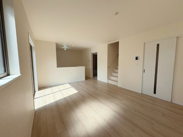小中学校徒歩10分以内/B号棟/イオン7分/2階建/4LDK/カースペース2台/バルコニー2の居間・リビング
