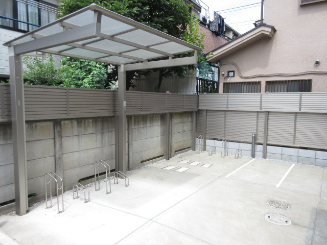 サウス　ソフィア　のその他共用部分|★屋根付き駐輪場あります♪　★バイクも置けます♪