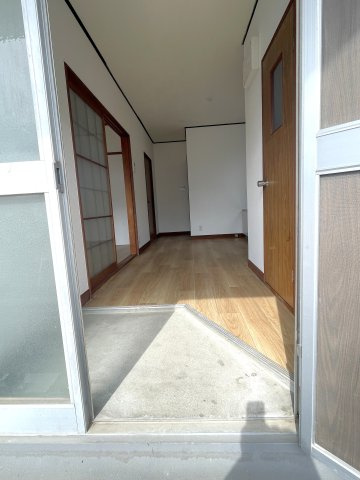 津山口Fアパートの玄関