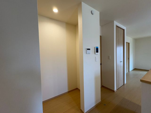 小中学校徒歩10分以内/D号棟/イオン7分/2階建/LDK18.25畳/WIC/パントリー/カースペース2台の収納|キッチン横にパントリーがあります。
