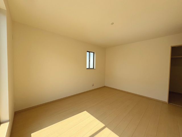 小中学校徒歩10分以内/D号棟/イオン7分/2階建/LDK18.25畳/WIC/パントリー/カースペース2台の洋室|2階約8.62畳のお部屋です。バルコニーにでれます。