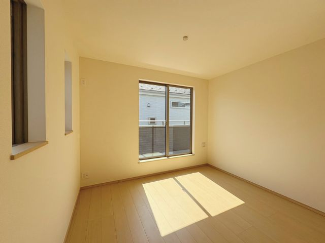 小中学校徒歩10分以内/D号棟/イオン7分/2階建/LDK18.25畳/WIC/パントリー/カースペース2台の洋室|2階約6.06畳のお部屋からもバルコニーにでれます。