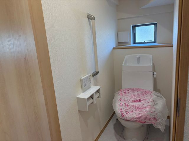 小中学校徒歩10分以内/D号棟/イオン7分/2階建/LDK18.25畳/WIC/パントリー/カースペース2台のトイレ|1階のトイレです。