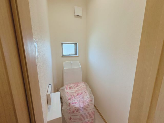 小中学校徒歩10分以内/D号棟/イオン7分/2階建/LDK18.25畳/WIC/パントリー/カースペース2台のトイレ|2階のトイレです。