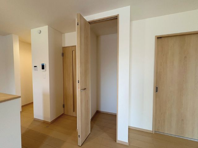 小中学校徒歩10分以内/D号棟/イオン7分/2階建/LDK18.25畳/WIC/パントリー/カースペース2台の収納|リビング収納です。