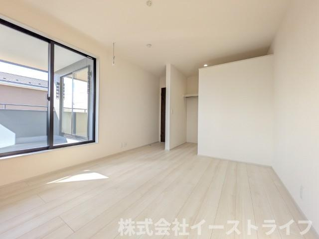 【新築戸建】　いわき市泉玉露1丁目1期　全3棟の寝室|3号棟写真　窓から日が差し込む明るい洋室。シンプルな造りなので配置するインテリア次第でお好きなお部屋の雰囲気に変えられます。