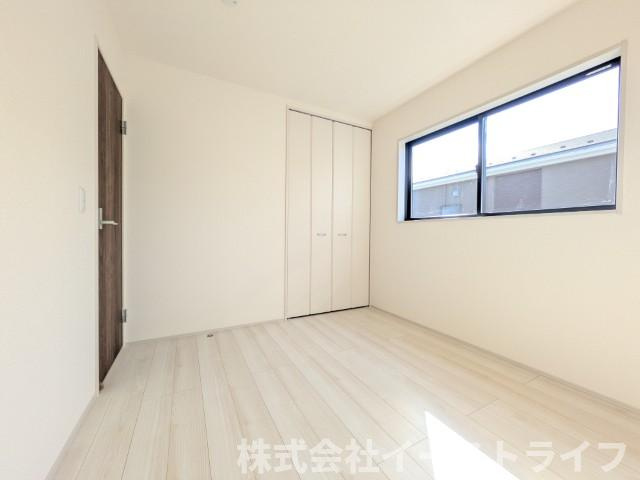 【新築戸建】　いわき市泉玉露1丁目1期　全3棟の子供部屋|3号棟写真　家具などのインテリアともマッチしておしゃれ感が出しやすく、身の回りの整理がしやすいのも魅力な洋室です。