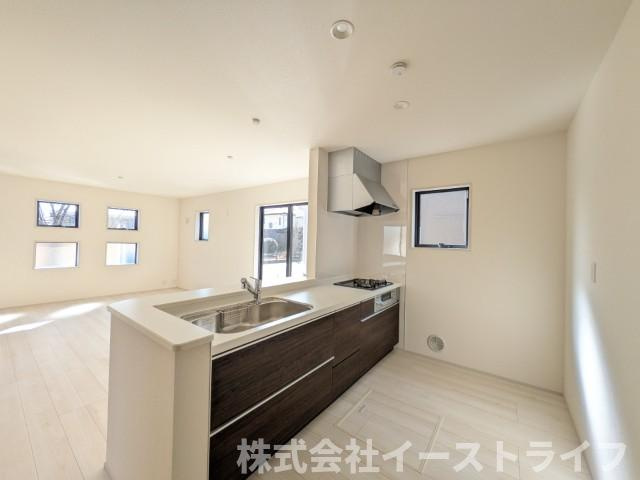 【新築戸建】　いわき市泉玉露1丁目1期　全3棟のキッチン|3号棟写真　対面キッチンを選ぶ方の多くが、家族とのコミュニケーションを重視して選ばれます。特に小さなお子さんを持つご家庭では、調理中もお子さんの様子をみられるということは大きな安心に繋がります！