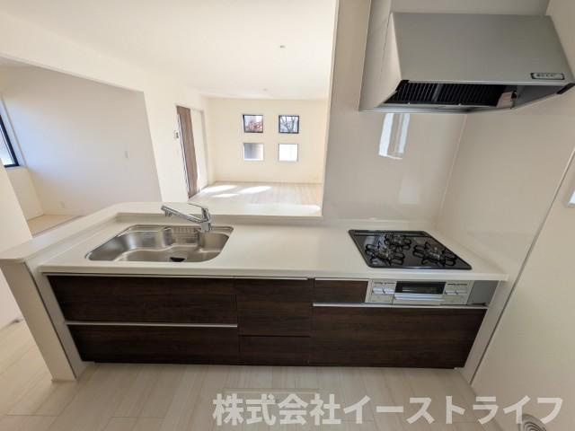 【新築戸建】　いわき市泉玉露1丁目1期　全3棟のキッチン|3号棟写真　使い勝手の良いシステムキッチンで、対面式なのでご家族との団欒にもぴったりですね(^^)/また、収納力もあるのでスッキリが実現します◎