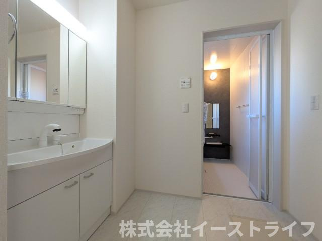 【新築戸建】　いわき市泉玉露1丁目1期　全3棟の独立洗面台|3号棟写真　収納スペースが豊富で、鏡の周りには棚もあるため、洗顔用品や歯ブラシ、うがい用のコップ、整髪料、スキンケア用品、化粧品などを置いて整理することができます。