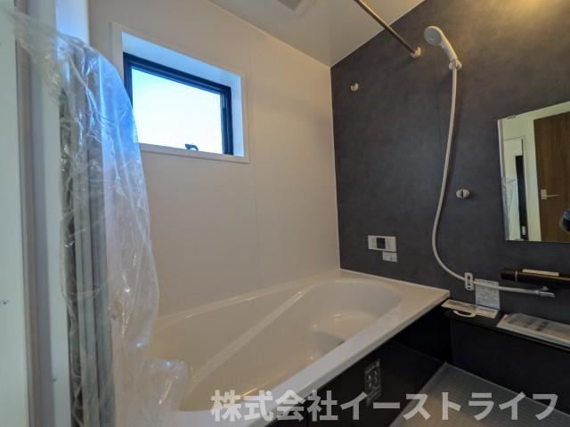 【新築戸建】　いわき市泉玉露1丁目1期　全3棟の浴室|3号棟写真　１坪サイズのバスルーム。浴室換気乾燥機を標準装備。乾きやすい床やお手入れのしやすい排水口など、いつも清潔にご使用いただけます。