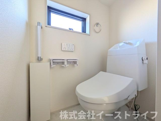 【新築戸建】　いわき市泉玉露1丁目1期　全3棟のトイレ|3号棟写真　白を基調とした、シンプルながらも落ち着くデザインです。洗浄機付き温水便座で機能性もばっちりです！1階と2階に完備されているので、朝の忙しい時間帯に困ることはありません。
