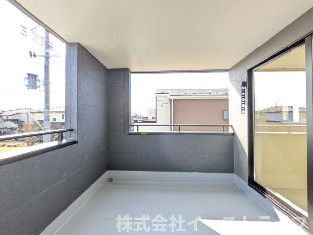 【新築戸建】　いわき市泉玉露1丁目1期　全3棟のバルコニー|3号棟写真　インナーバルコニーは広々としていてお洗濯が楽ちんです。また日当たりを好む植物を育てるにはぴったりの空間なので、ガーデニングの場としても楽しむことができます