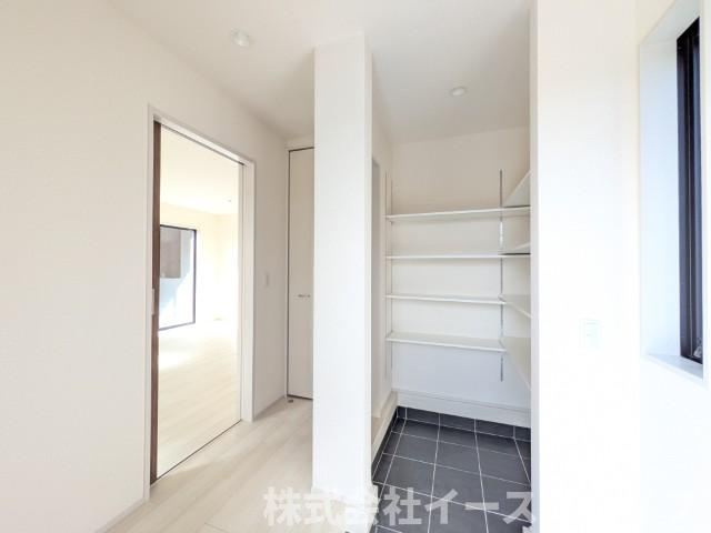【新築戸建】　いわき市泉玉露1丁目1期　全3棟の玄関|3号棟写真　広いシューズクロークが設置されています。靴以外のものが収納できるので、お子様の遊び道具などもすっきり整理ができます。