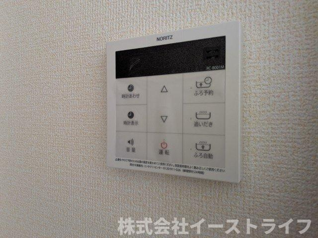 【新築戸建】　いわき市泉玉露1丁目1期　全3棟の発電・温水設備|3号棟写真　リビング内給湯器リモコンです。