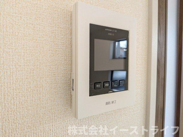 【新築戸建】　いわき市泉玉露1丁目1期　全3棟のセキュリティ|3号棟写真　TVモニター付インターフォンの最大のメリットは、室内モニターから訪問者が誰なのか見ることができる点です。来訪者と直接顔を合わせることなくモニター越しに対応ができるのでとても便利です。
