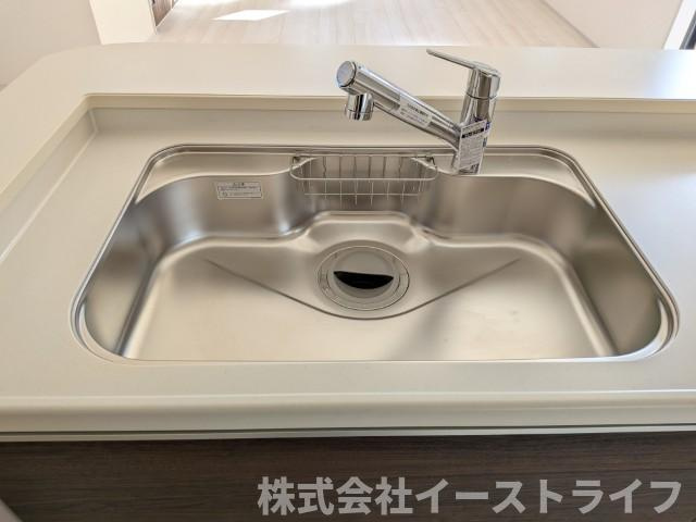 【新築戸建】　いわき市泉玉露1丁目1期　全3棟のキッチン|3号棟写真　浄水器一体型水栓です。蛇口をひねればいつでもおいしい水が飲めるのが嬉しいです(^^)/水はねの音や食器が当たる音を大幅に軽減する静音仕様のジャンボシンクです。