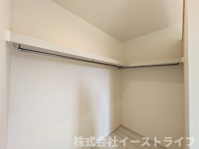 【新築戸建】　いわき市泉玉露1丁目1期　全3棟の収納|3号棟写真　7.75帖の寝室にはウォークインクローゼットが完備されています。洋服だけでなく、小物類も収納できるので大変便利です！