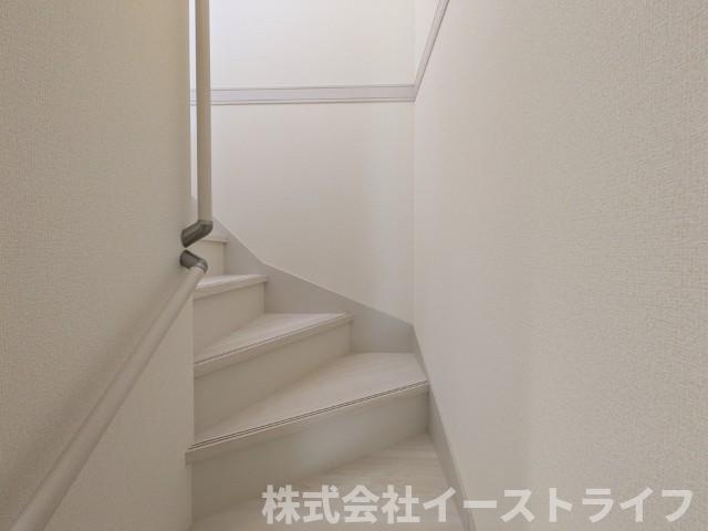 【新築戸建】　いわき市泉玉露1丁目1期　全3棟の内装|3号棟写真　階段には手すりが付いているので上り下りも安心です。