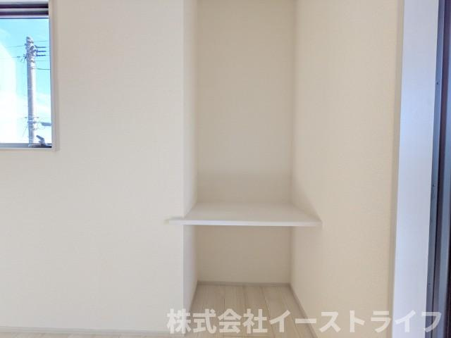【新築戸建】　いわき市泉玉露1丁目1期　全3棟のその他|3号棟写真　2階の7.75帖の寝室には机が設置されているので、リモートワーク時のパソコン机やメイク机としても活用できます！