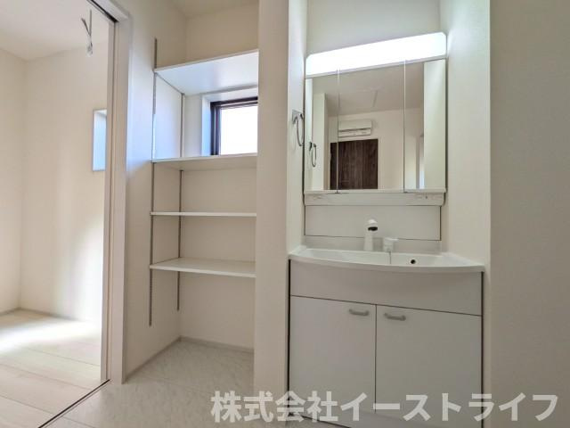 【新築戸建】　いわき市泉玉露1丁目1期　全3棟の独立洗面台|3号棟写真　独立洗面台の隣には備え付けの収納があるので、バスタオルや洗剤等を置くのに大変便利です！