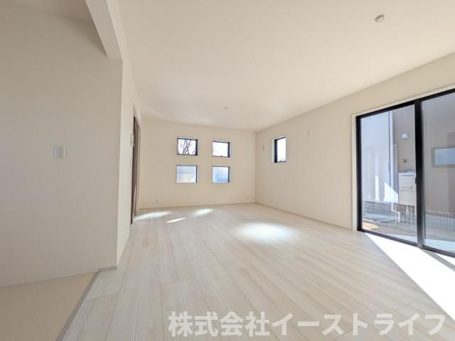 【新築戸建】　いわき市泉玉露1丁目1期　全3棟の居間・リビング|3号棟写真　一日の中で多くの時間を過すことになるリビングダイニングだからこそ、いつも穏やかな空間であることが必然。爽やかな通風と採光を存分に感じる事が出来る空間です。