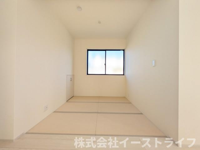 【新築戸建】　いわき市泉玉露1丁目1期　全3棟の和室|3号棟写真　リビング隣には使い勝手のよい畳コーナーがあります！