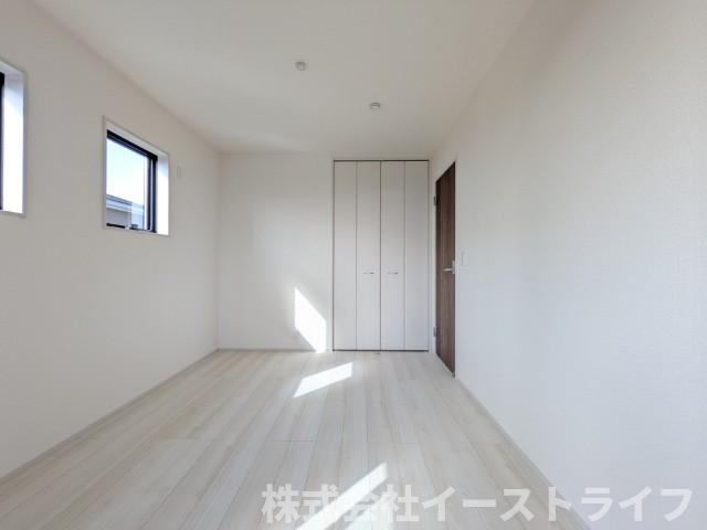【新築戸建】　いわき市泉玉露1丁目1期　全3棟の洋室|3号棟写真　フローリングのお部屋は耐久性があり傷がつきにくいので、一般的な使用ではメンテナンスはあまり必要ありません。また、汚れたらさっと拭き取るだけで、キレイな状態を保つことができます。