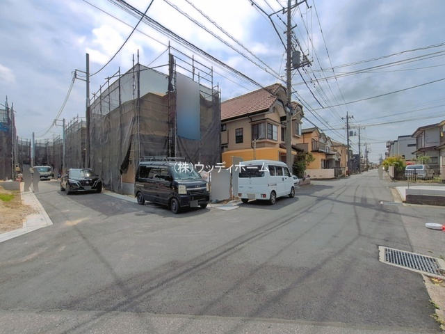春日部市大枝　新築一戸建て　E号棟の前面道路含む現地写真