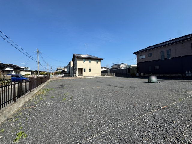 想定年間賃料　360万　想定利回り　4.8％　鉄筋コンクリート造の駐車場