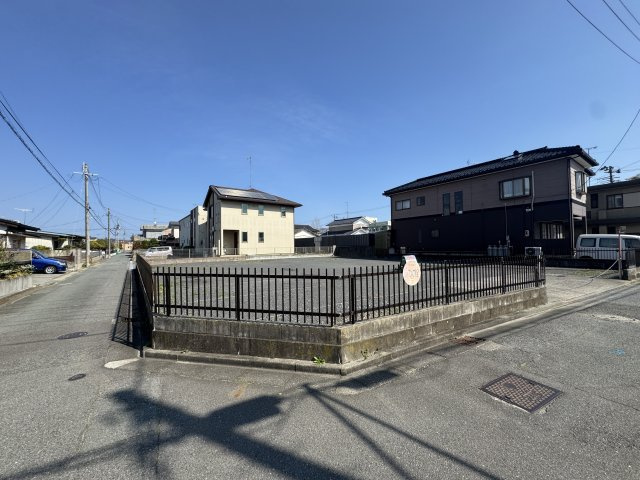 想定年間賃料　360万　想定利回り　4.8％　鉄筋コンクリート造の駐車場
