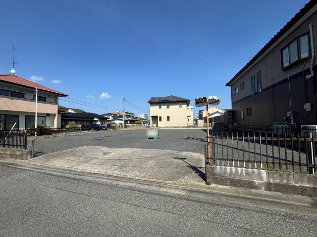 想定年間賃料　360万　想定利回り　4.8％　鉄筋コンクリート造の駐車場