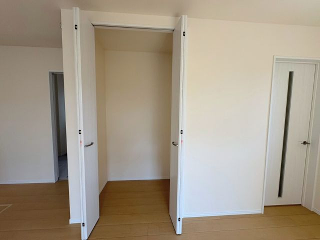 小中学校徒歩10分以内/E号棟/イオン7分/2階建/4LDK/2階4部屋/SIC/カースペース2台の収納|リビング収納です。