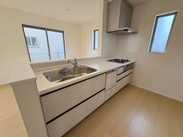 小中学校徒歩10分以内/E号棟/イオン7分/2階建/4LDK/2階4部屋/SIC/カースペース2台のキッチン