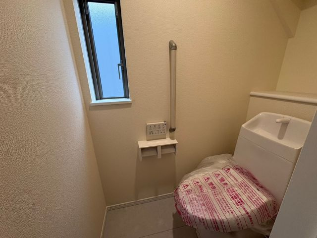 小中学校徒歩10分以内/E号棟/イオン7分/2階建/4LDK/2階4部屋/SIC/カースペース2台のトイレ|1階トイレです。2階にもトイレがございます。